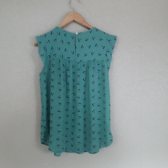 Green Sleeveless Blouse with Pattern - Picture 2 of 2
